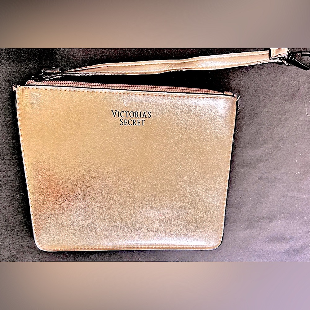Victoria’s Secret Rose Gold Wristlet is just the right size w/versatile strap ✨
